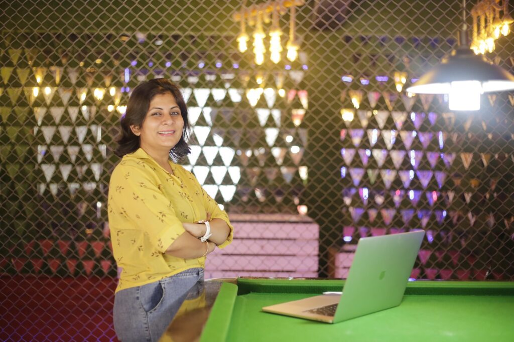 Junge Frau mit Laptop