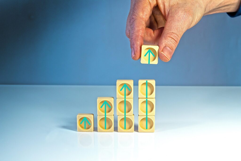 Bausteine mit Pfeilen nach oben