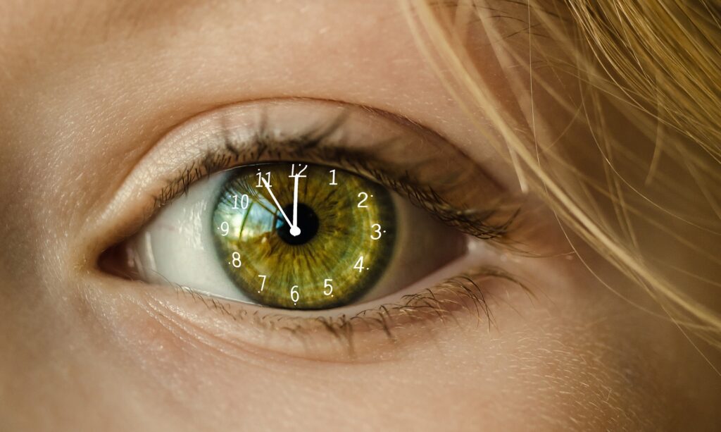 Auge mit Uhr