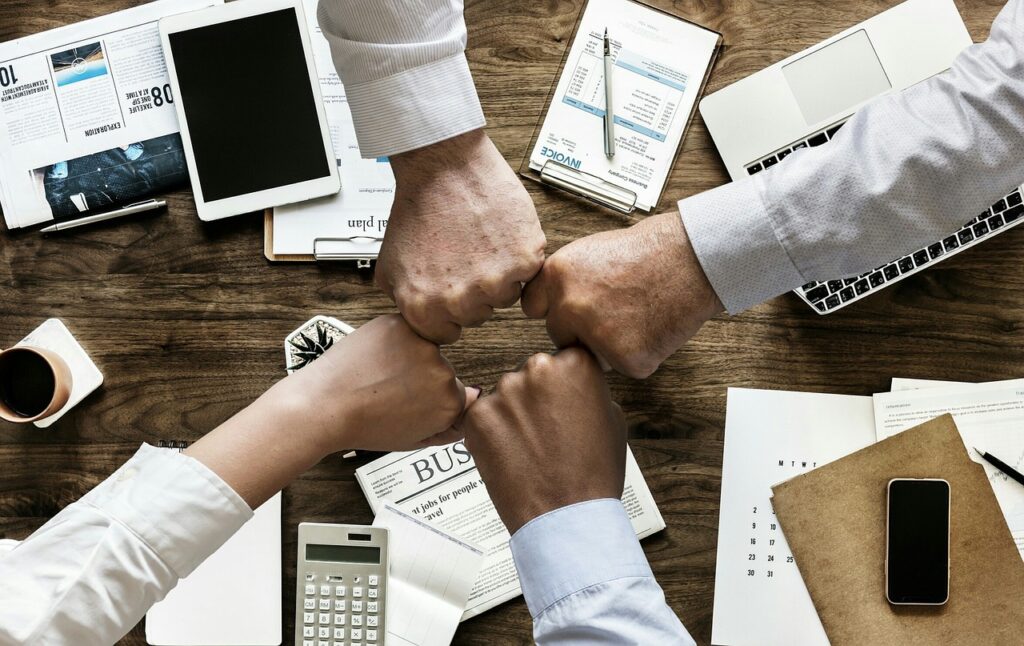 Vier Fäuste beim Fistbump