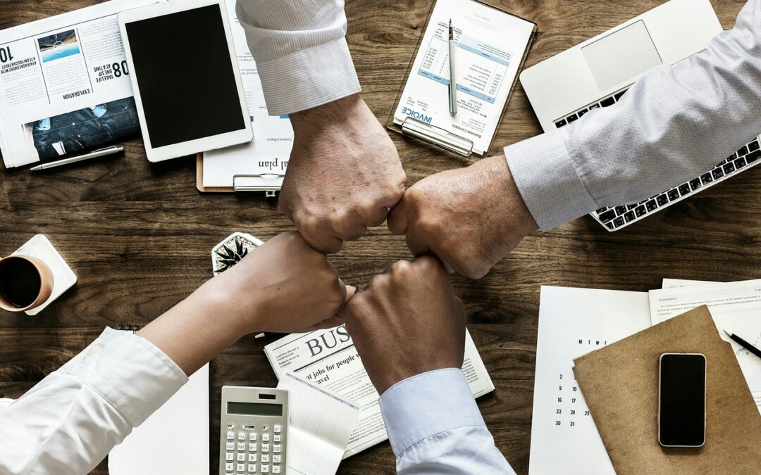 Vier Fäuste beim Fistbump